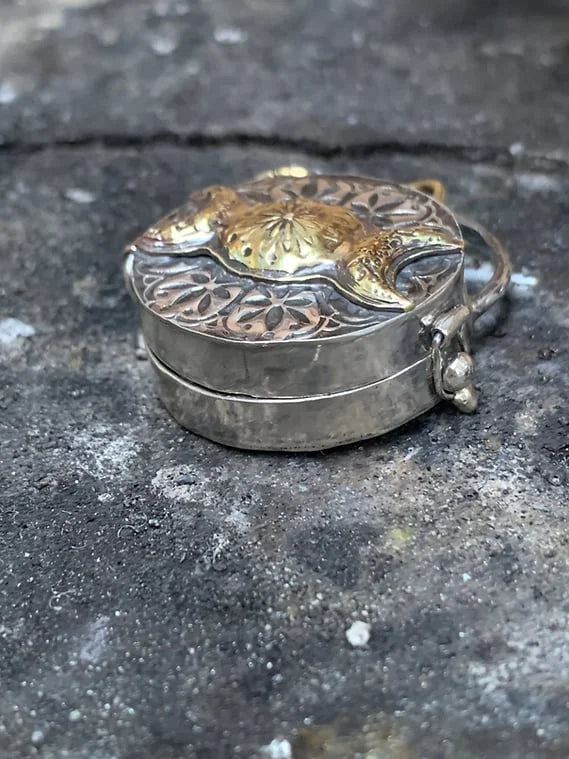 SoulNest™ Medallion – Carry Calmness, Confidence, and Your Inner Strength Wherever You Go