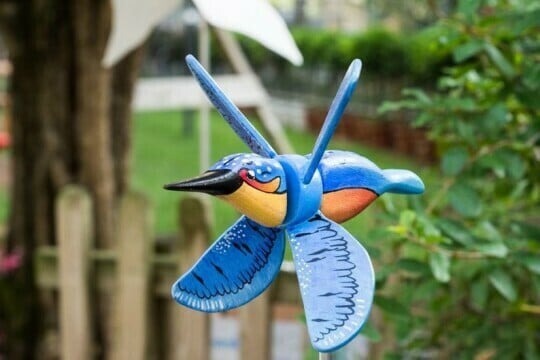 BreezeBird™ — Turn Your Garden into a Colorful Bird Catcher with Fascinating Spins